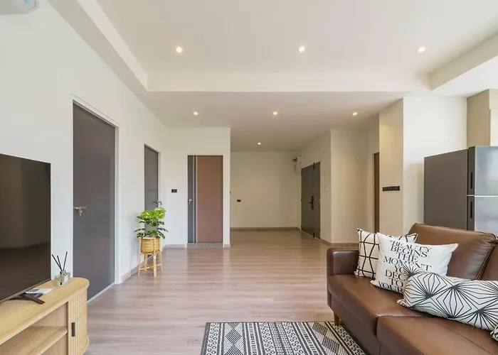 Roam Skylight, 2br, 2ba, 120 Sqm, 6pax, Near Bts