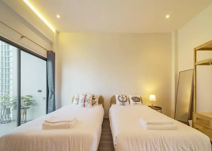 Roam Skylight, 2br, 2ba, 120 Sqm, 6pax, Near Bts * Bangkok
