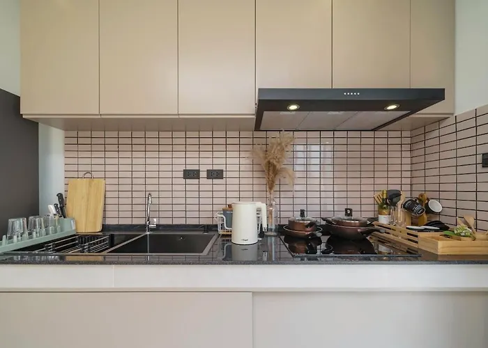 Apartment Roam Skylight, 2br, 2ba, 120 Sqm, 6pax, Near Bts *