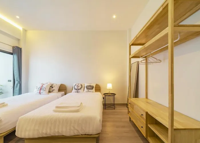 Roam Skylight, 2br, 2ba, 120 Sqm, 6pax, Near Bts Apartment