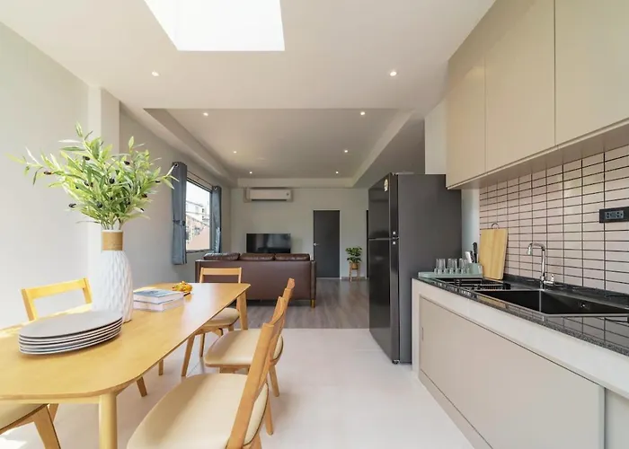 Roam Skylight, 2br, 2ba, 120 Sqm, 6pax, Near Bts