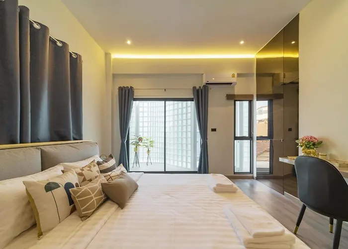 Roam Skylight, 2br, 2ba, 120 Sqm, 6pax, Near Bts Apartment