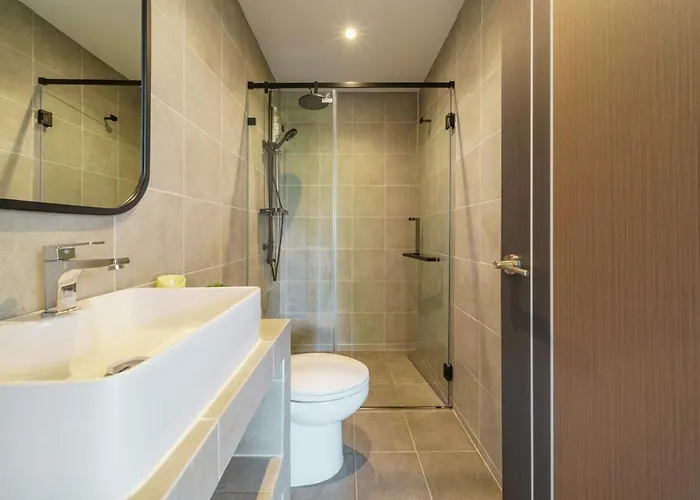 Roam Skylight, 2br, 2ba, 120 Sqm, 6pax, Near Bts Apartment
