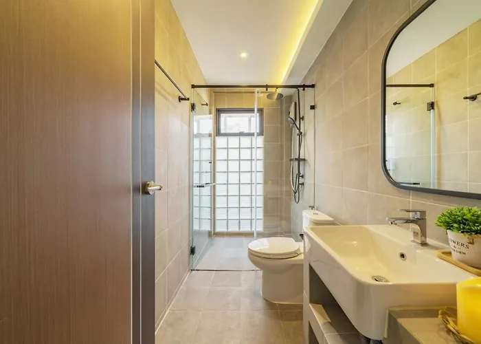 Roam Skylight, 2br, 2ba, 120 Sqm, 6pax, Near Bts *