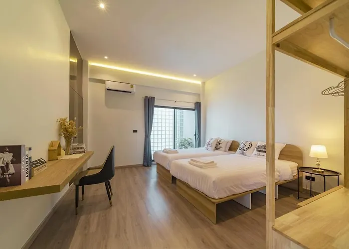 Roam Skylight, 2br, 2ba, 120 Sqm, 6pax, Near Bts Apartment