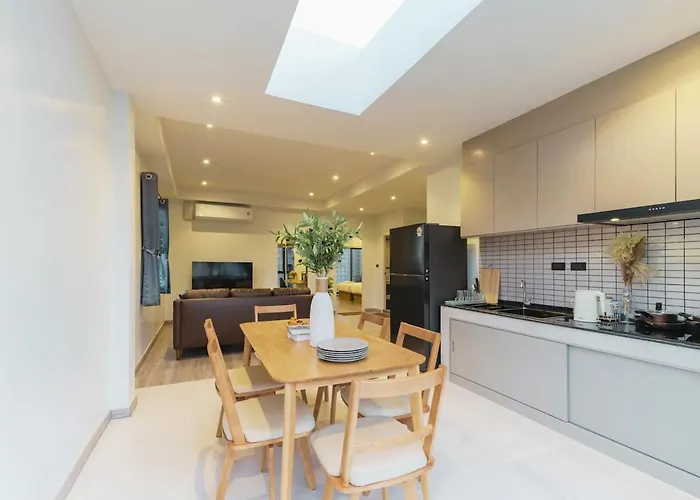 Roam Skylight, 2br, 2ba, 120 Sqm, 6pax, Near Bts Apartment *