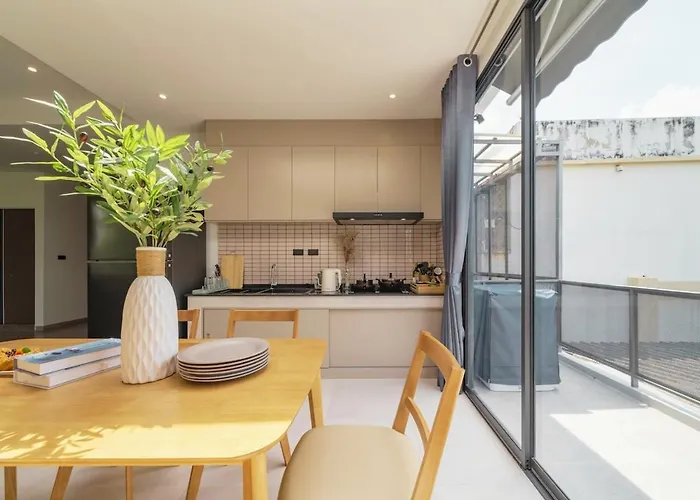 Roam Skylight, 2br, 2ba, 120 Sqm, 6pax, Near Bts